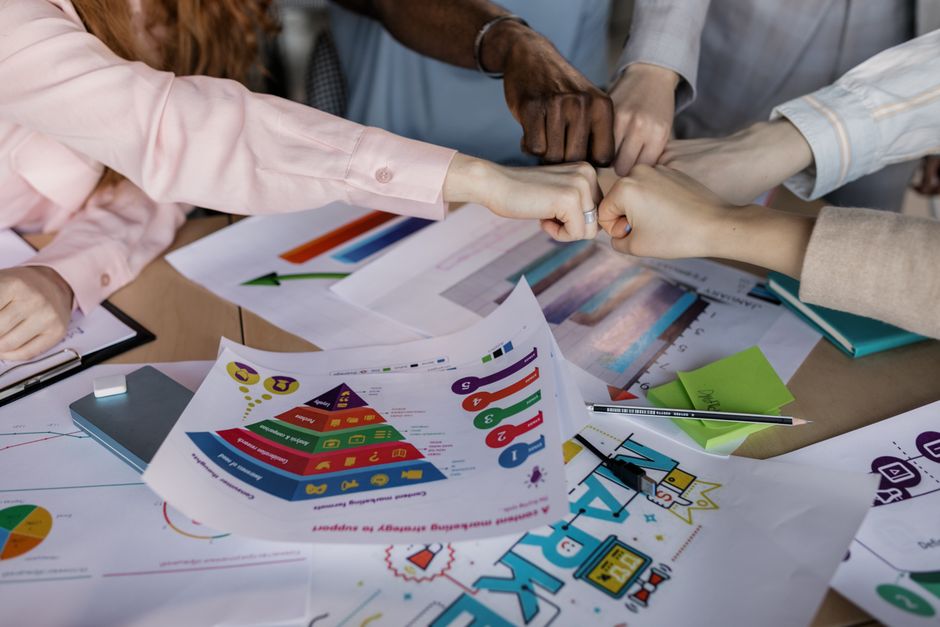 Ambiente corporativo com documentos técnicos e equipamentos de escritório
